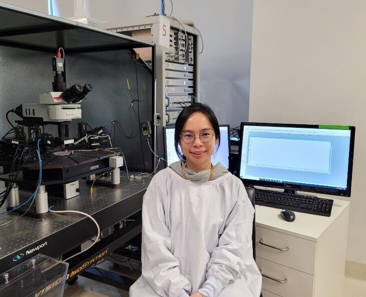 Dr Melody Li in front of an electrophysiology rig