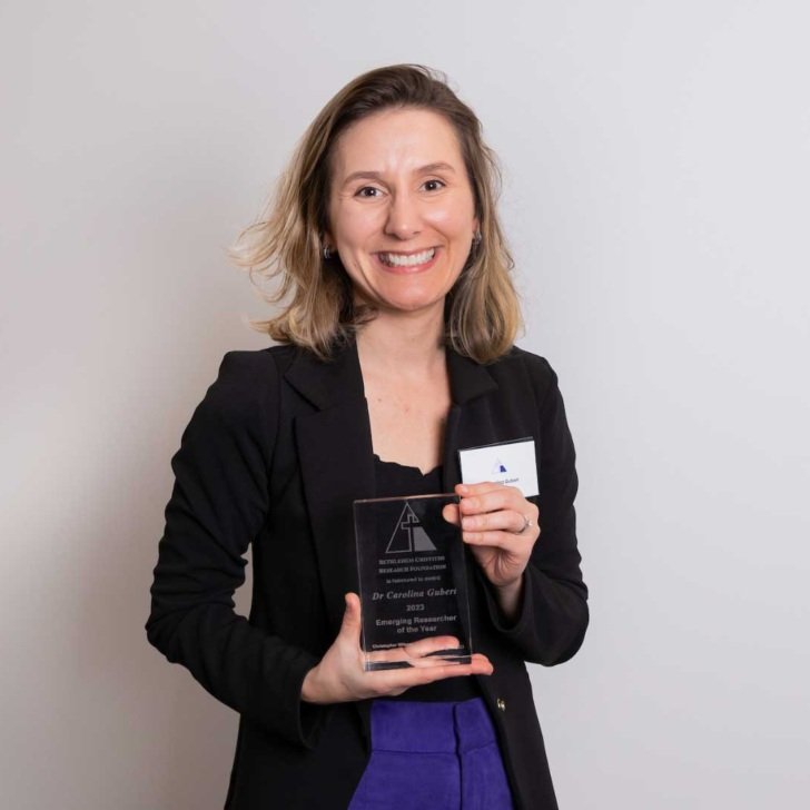 Dr Carolina Gubert holding her Bethlehem Griffiths Research Foundation medal.