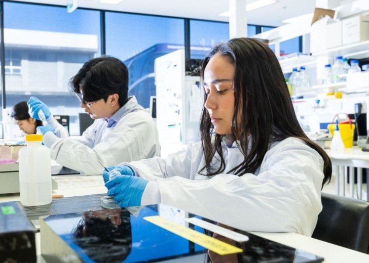 Florey students in laboratory