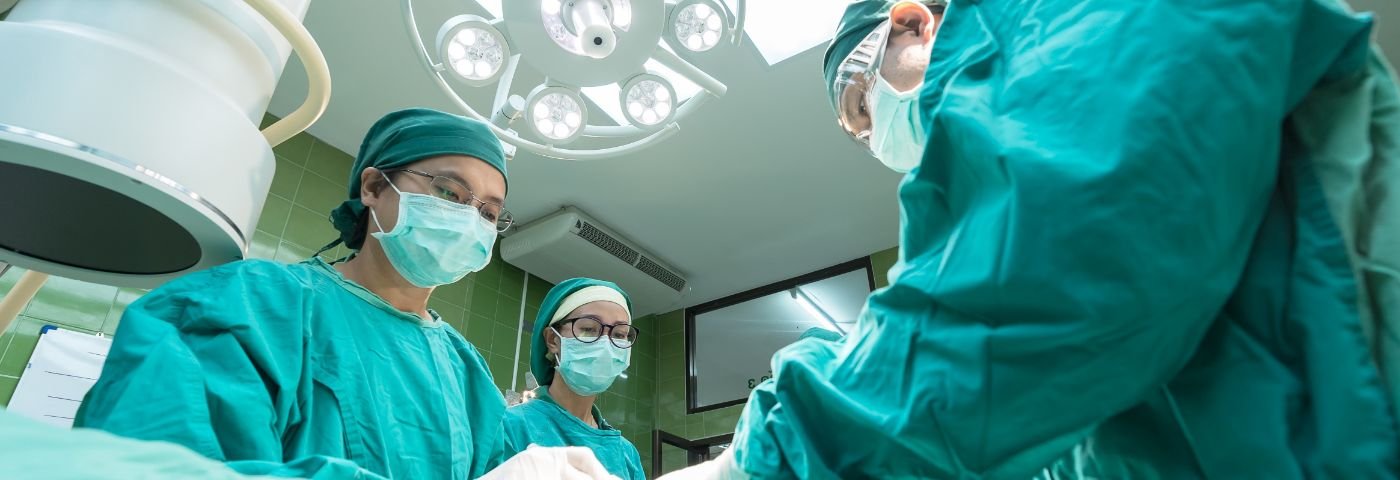 Surgeon wearing screen scrubs stand in operating theatre